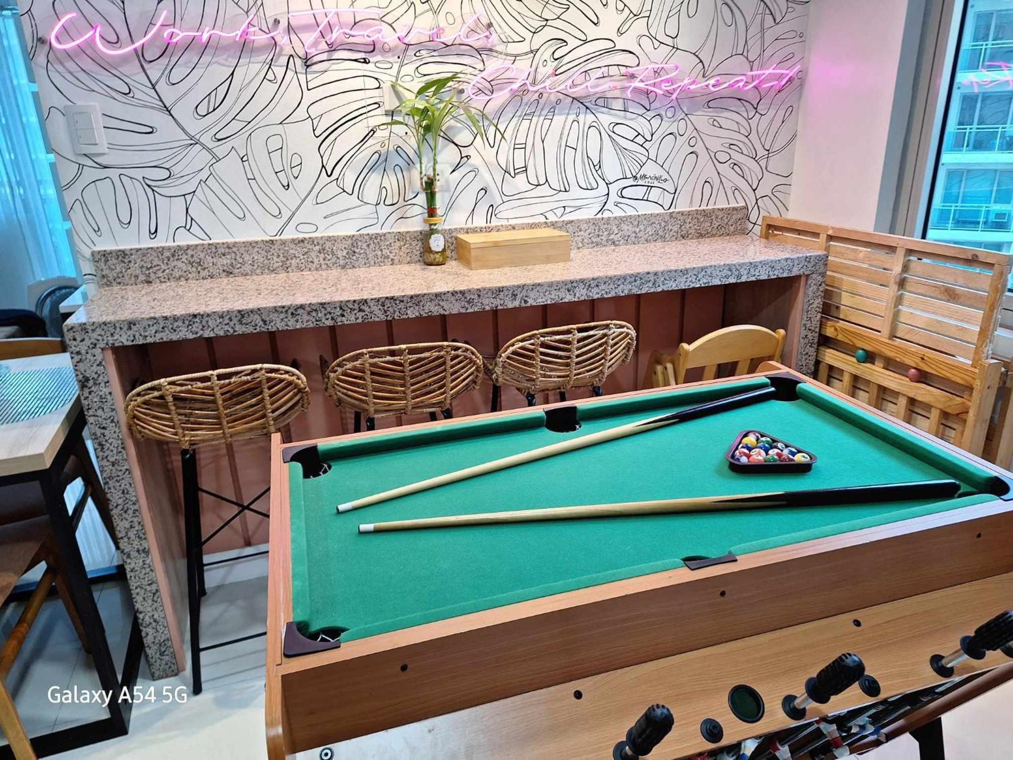 Manila Urban Resort At Azure Экстерьер фото