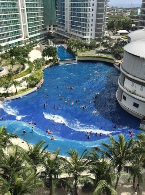 Manila Urban Resort At Azure Экстерьер фото