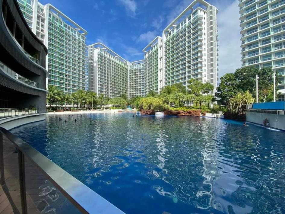 Manila Urban Resort At Azure Экстерьер фото