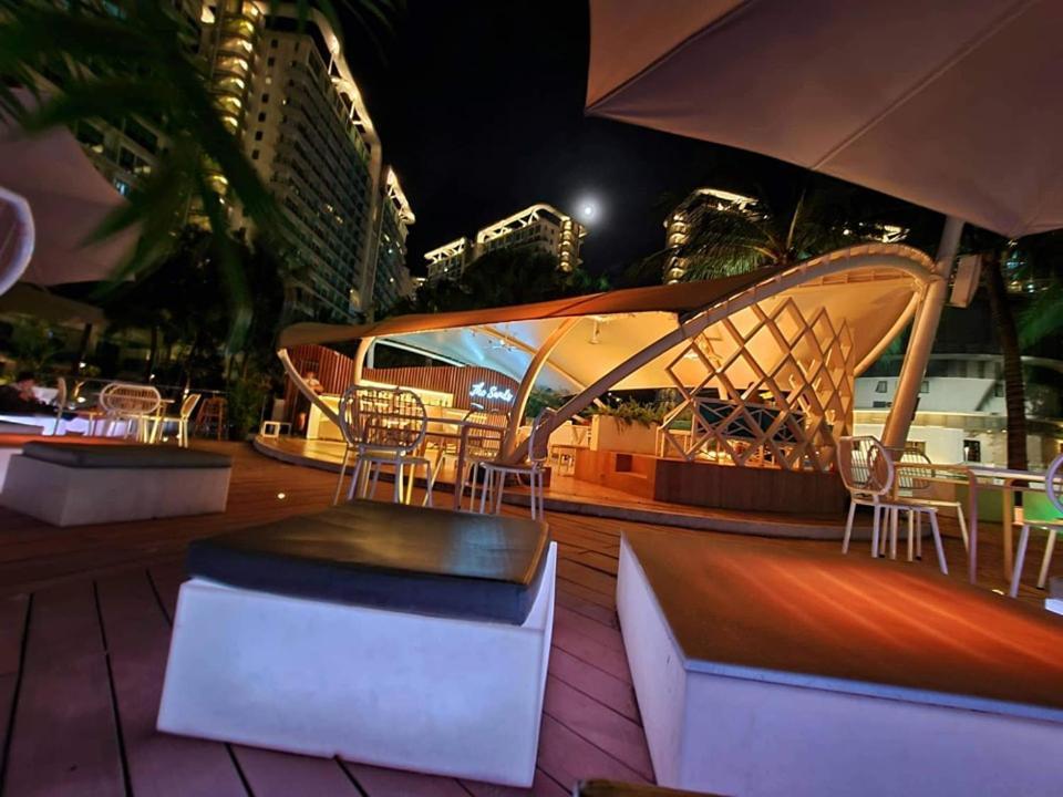 Manila Urban Resort At Azure Экстерьер фото