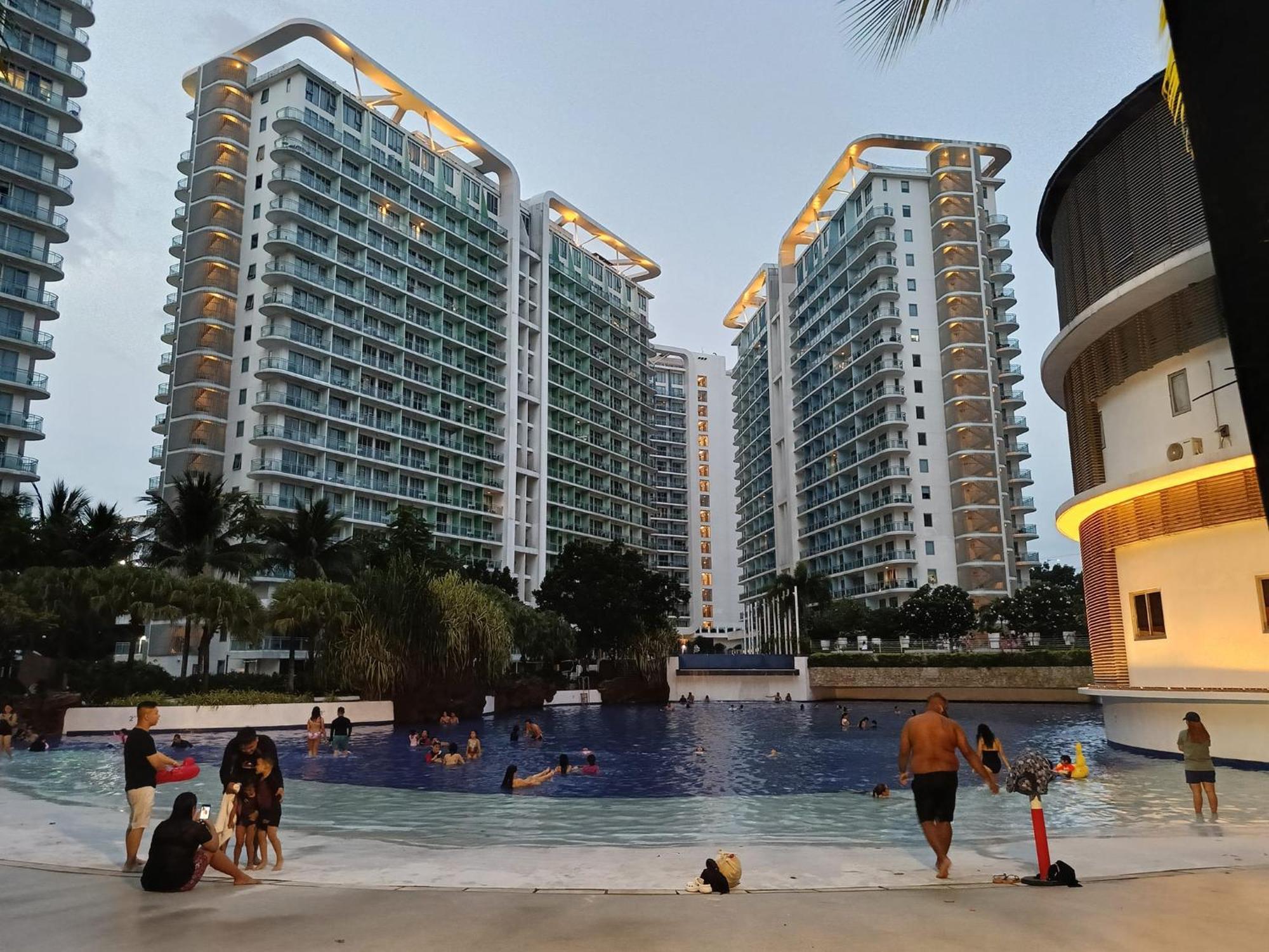 Manila Urban Resort At Azure Экстерьер фото