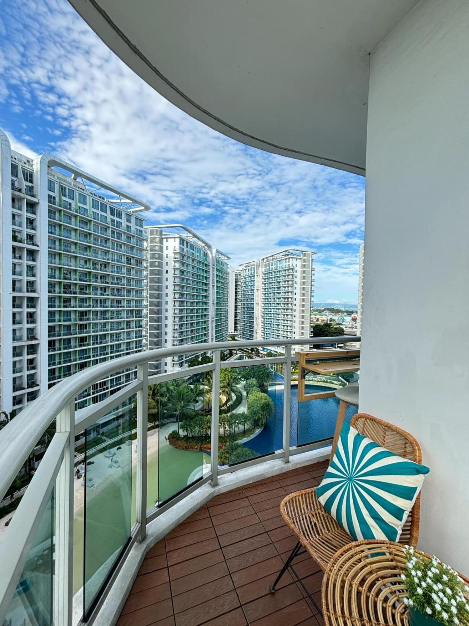 Manila Urban Resort At Azure Экстерьер фото