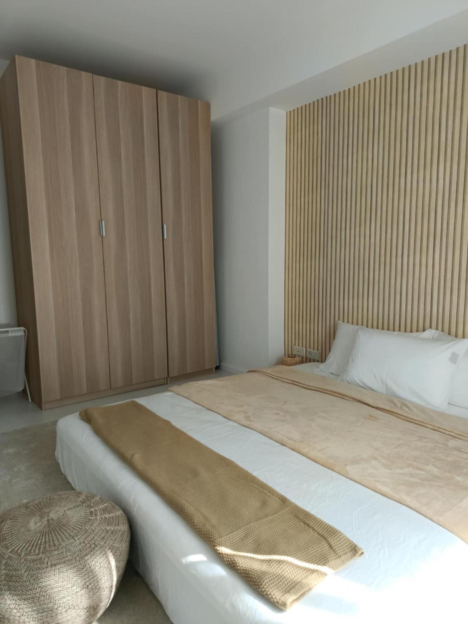 Manila Urban Resort At Azure Экстерьер фото
