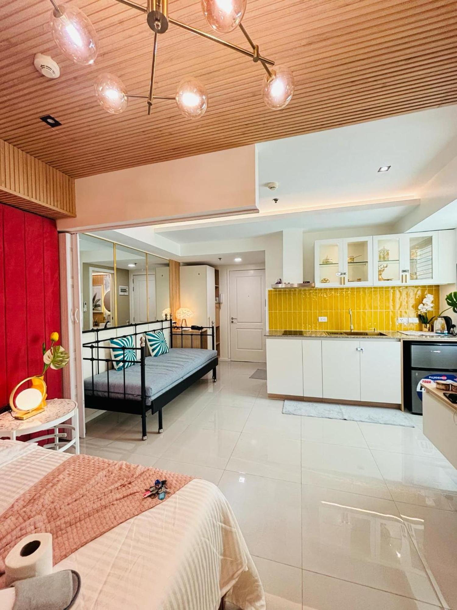 Manila Urban Resort At Azure Экстерьер фото